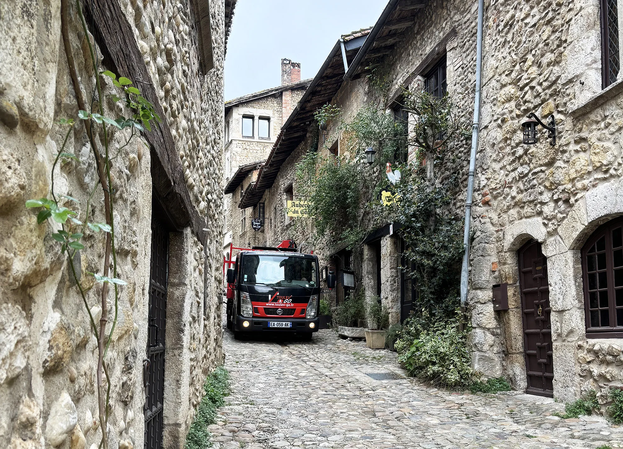 Levage en accès difficile à Lyon : nos solutions pour les chantiers urbains