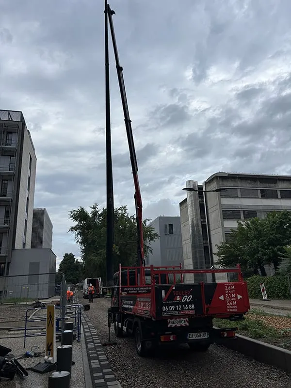 Pose de mâts milieu urbain restreint