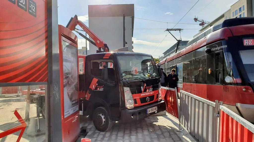 Camion plateau court équipé d'une grue Palfinger