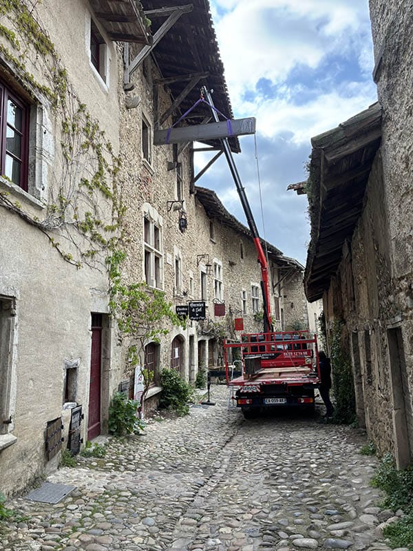 Levage charpente cité médievale